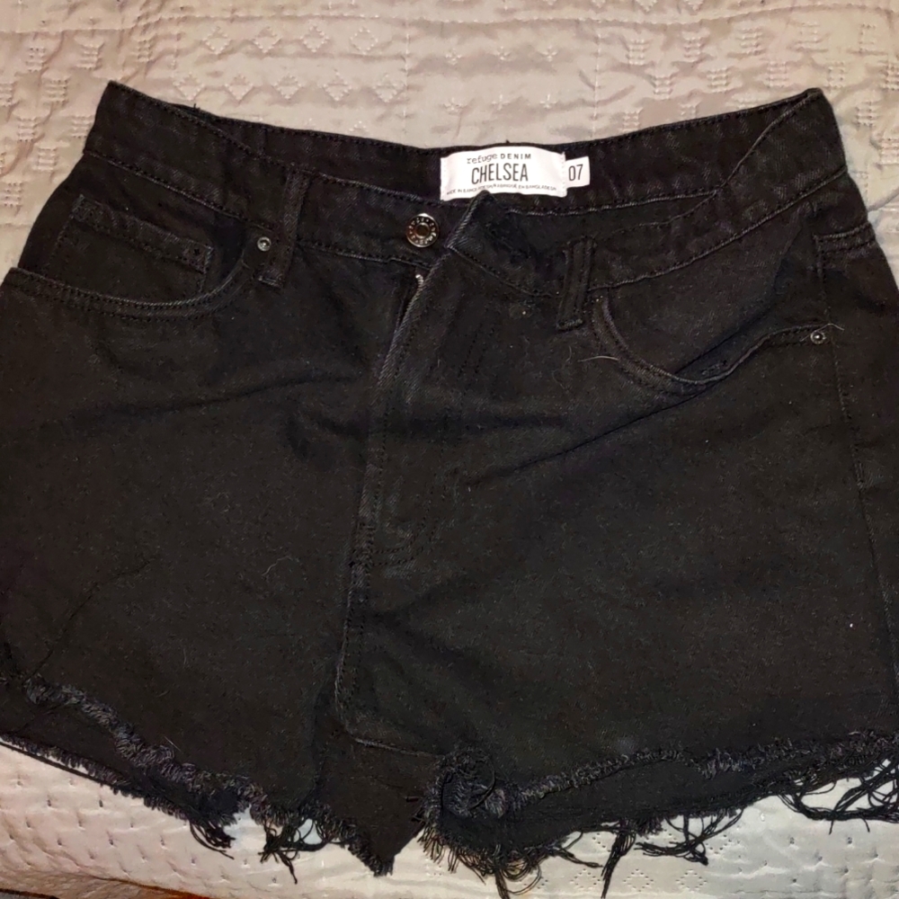 Women's frayed jean shorts